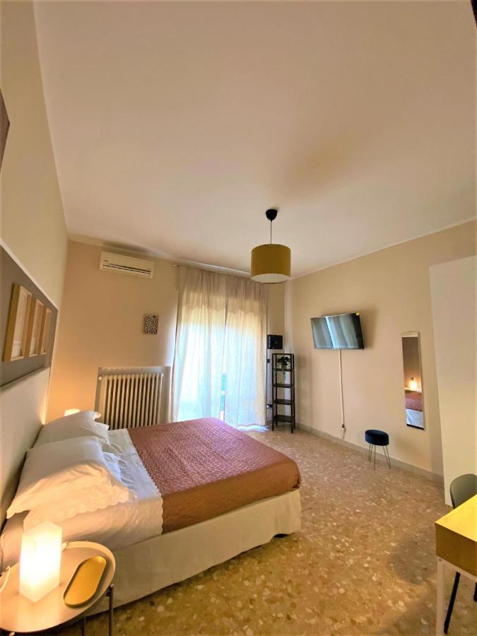 Casa Viola A 900 Mt Dalla Staz. Centrale Pescara Buitenkant foto