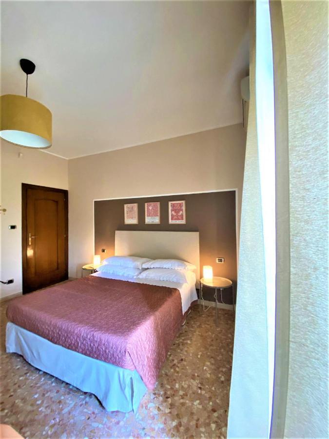 Casa Viola A 900 Mt Dalla Staz. Centrale Pescara Buitenkant foto