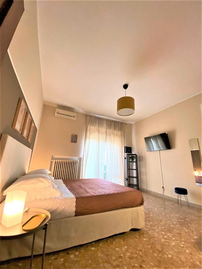 Casa Viola A 900 Mt Dalla Staz. Centrale Pescara Buitenkant foto