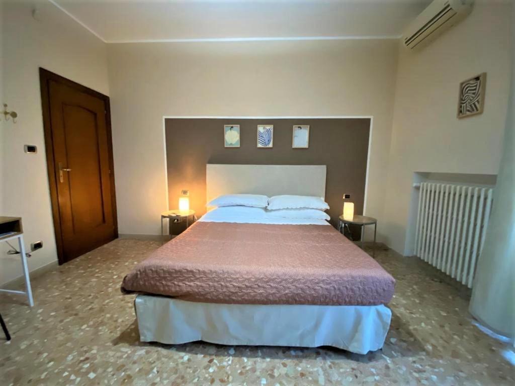 Casa Viola A 900 Mt Dalla Staz. Centrale Pescara Buitenkant foto
